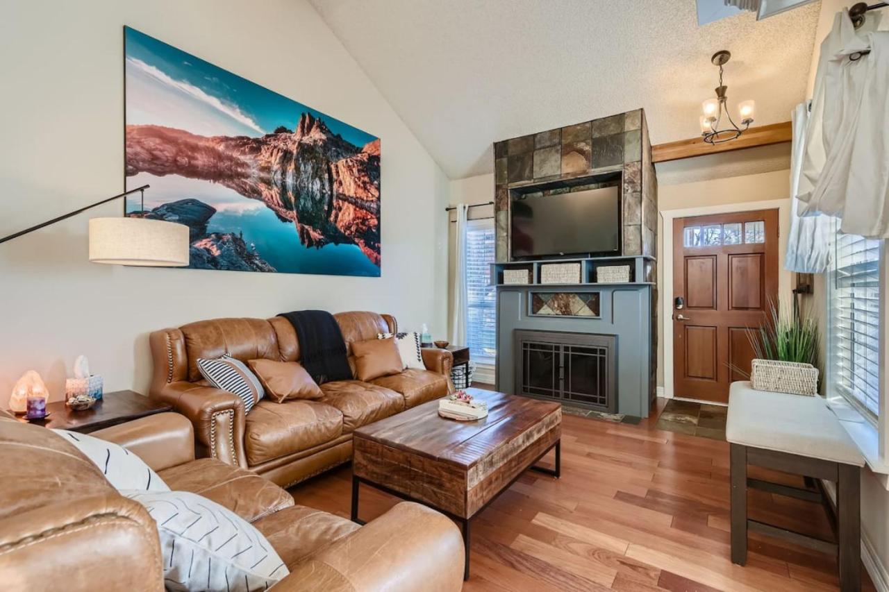 Pet Friendly Townhome WIth A Fireplace And A King Bed In Littleton