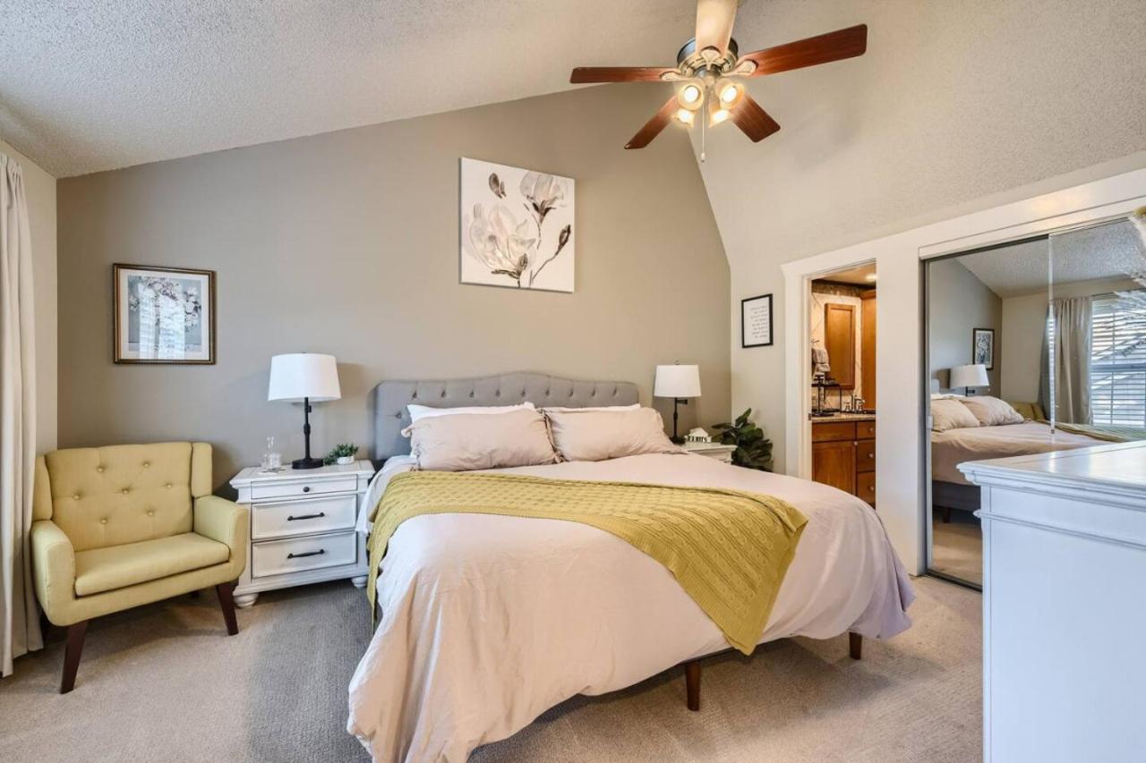 Pet Friendly Townhome WIth A Fireplace And A King Bed In Littleton