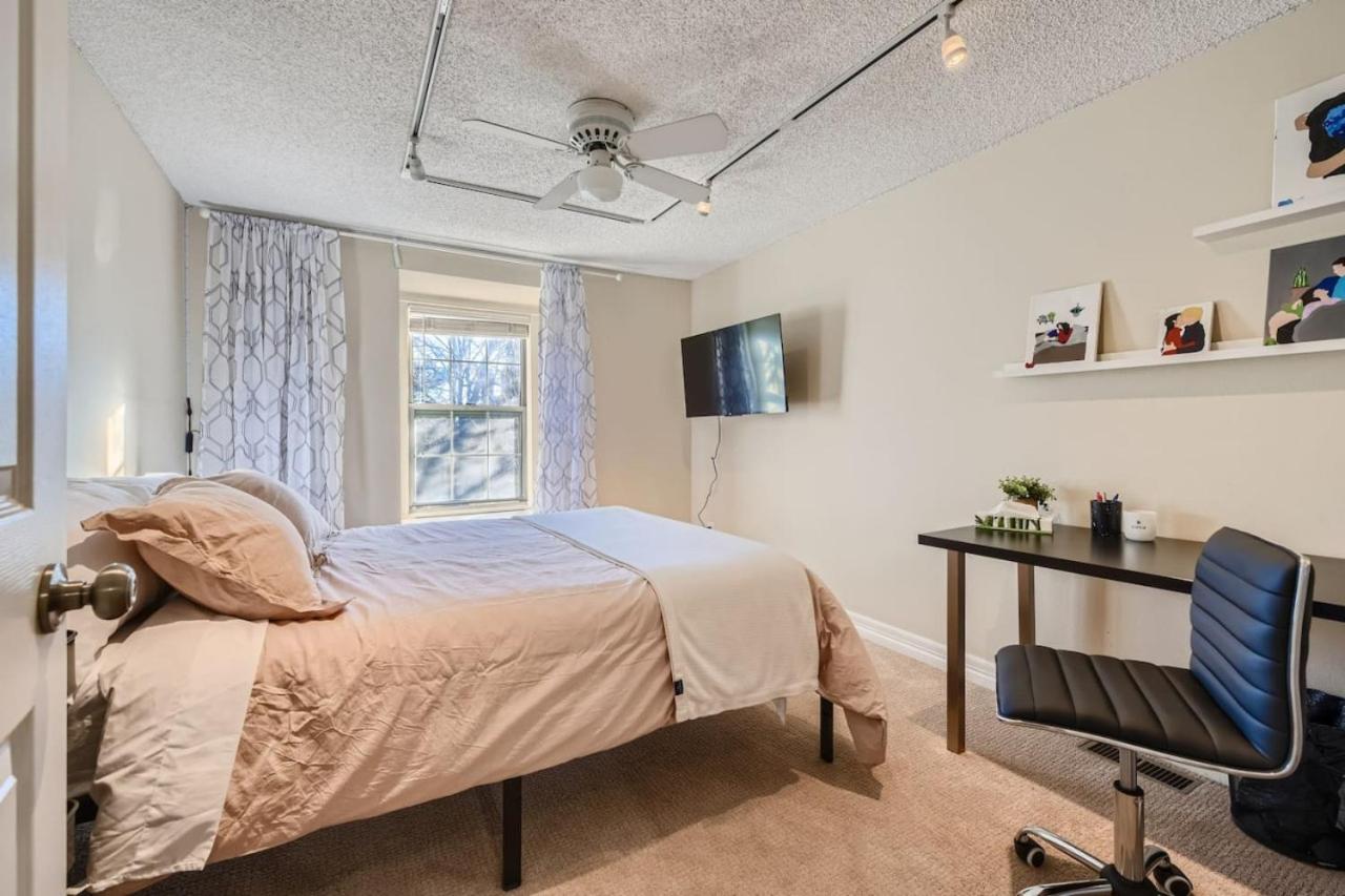 Pet Friendly Townhome WIth A Fireplace And A King Bed In Littleton