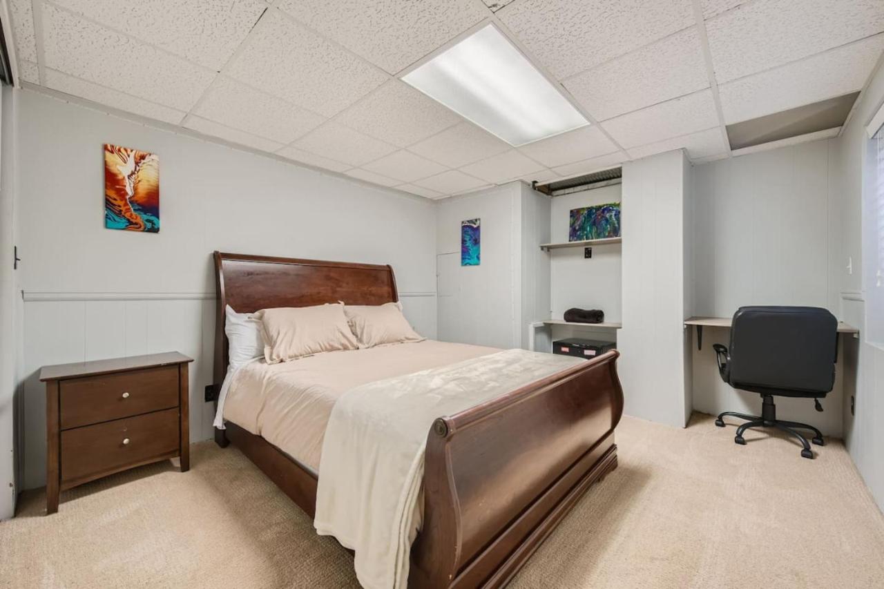 Pet Friendly Townhome WIth A Fireplace And A King Bed In Littleton