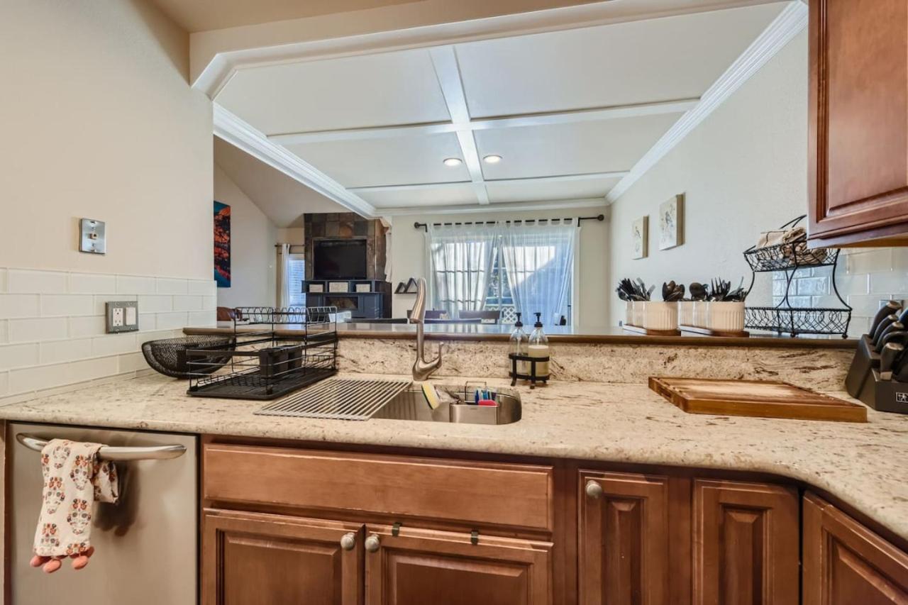 Pet Friendly Townhome WIth A Fireplace And A King Bed In Littleton