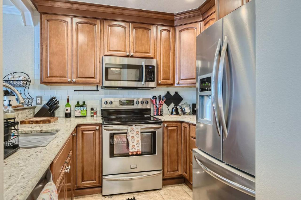Pet Friendly Townhome WIth A Fireplace And A King Bed In Littleton