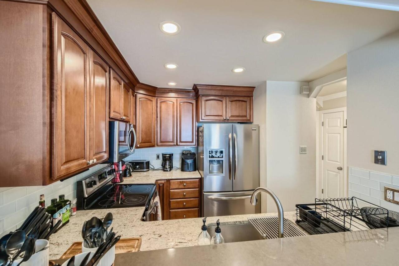 Pet Friendly Townhome WIth A Fireplace And A King Bed In Littleton