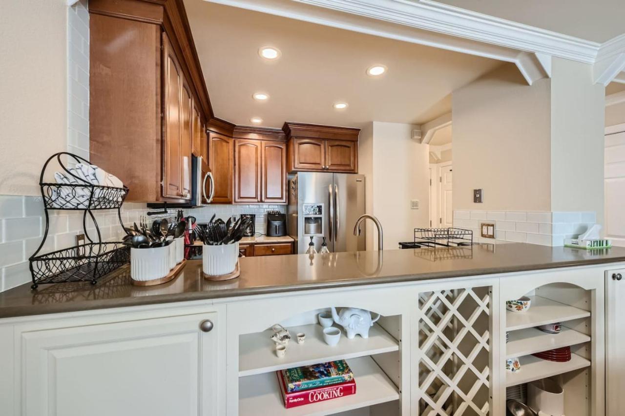 Pet Friendly Townhome WIth A Fireplace And A King Bed In Littleton