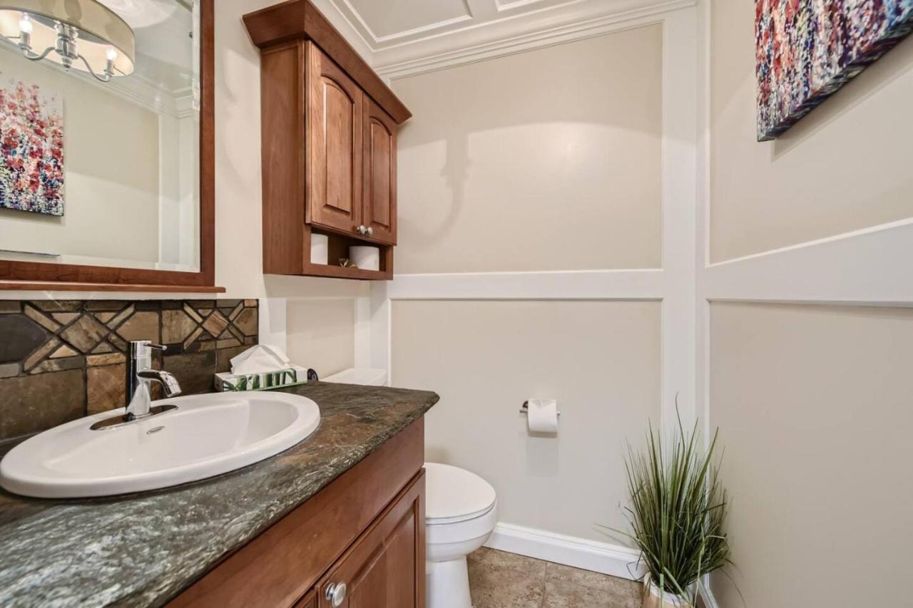 Pet Friendly Townhome WIth A Fireplace And A King Bed In Littleton