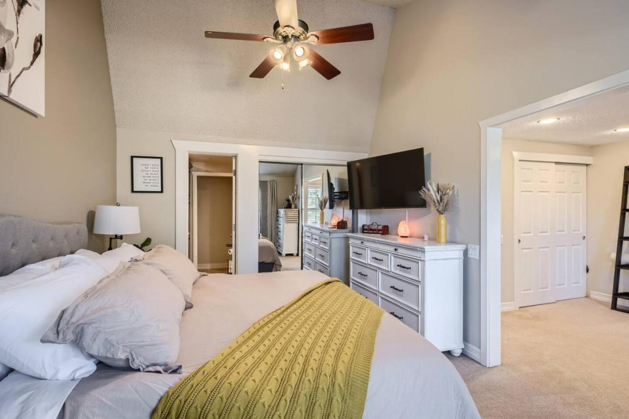Pet Friendly Townhome WIth A Fireplace And A King Bed In Littleton