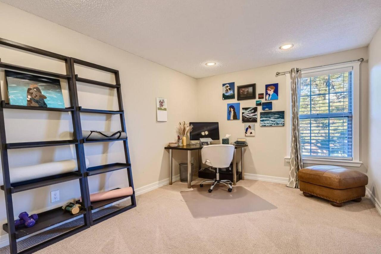 Pet Friendly Townhome WIth A Fireplace And A King Bed In Littleton
