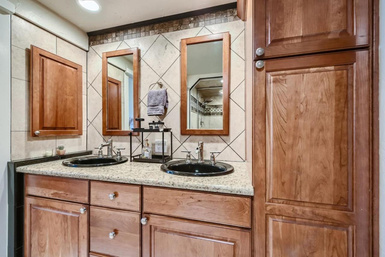 Pet Friendly Townhome WIth A Fireplace And A King Bed In Littleton