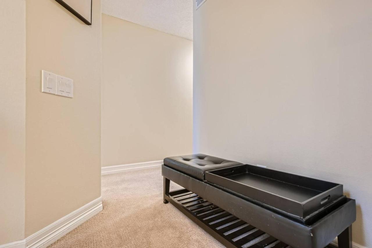 Pet Friendly Townhome WIth A Fireplace And A King Bed In Littleton