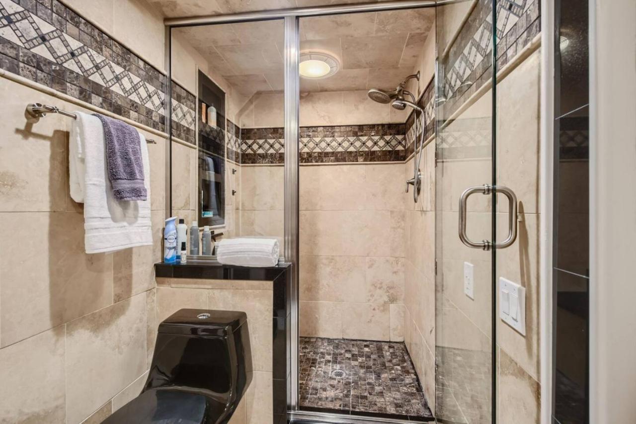 Pet Friendly Townhome WIth A Fireplace And A King Bed In Littleton