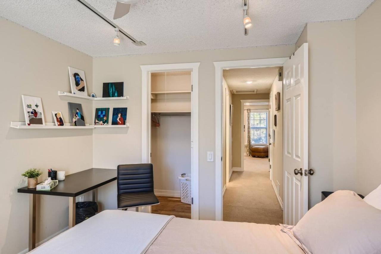 Pet Friendly Townhome WIth A Fireplace And A King Bed In Littleton