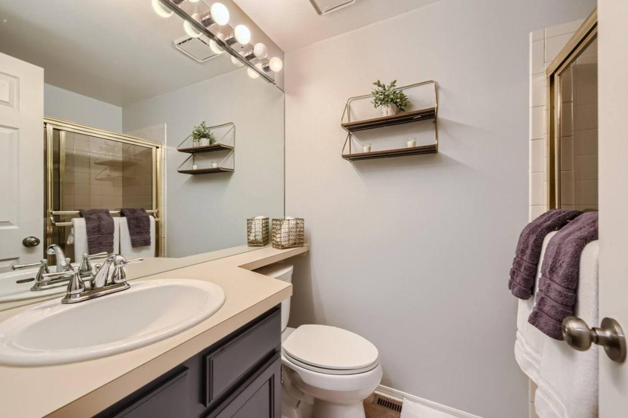 Pet Friendly Townhome WIth A Fireplace And A King Bed In Littleton