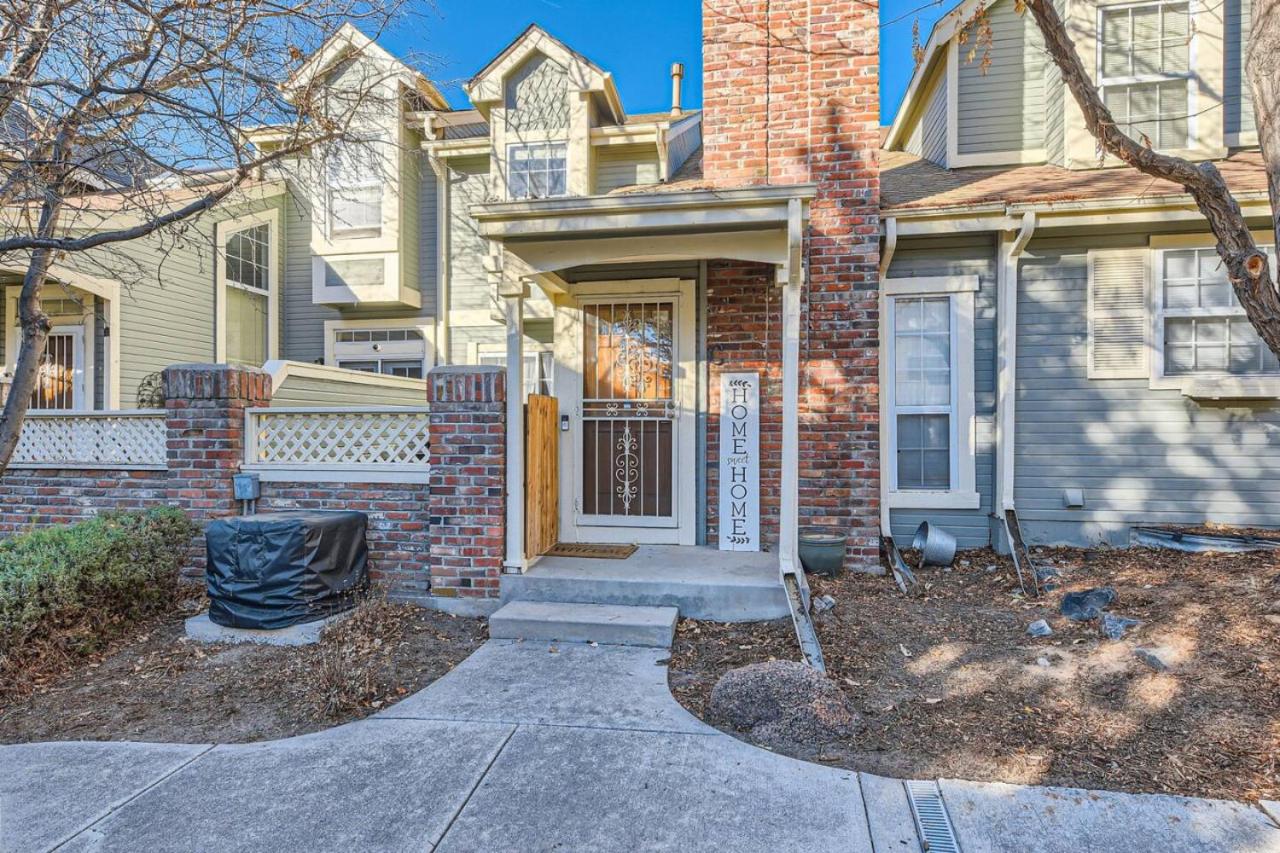 Pet Friendly Townhome WIth A Fireplace And A King Bed In Littleton