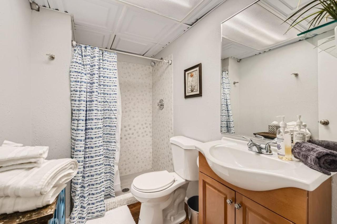 Pet Friendly Townhome WIth A Fireplace And A King Bed In Littleton