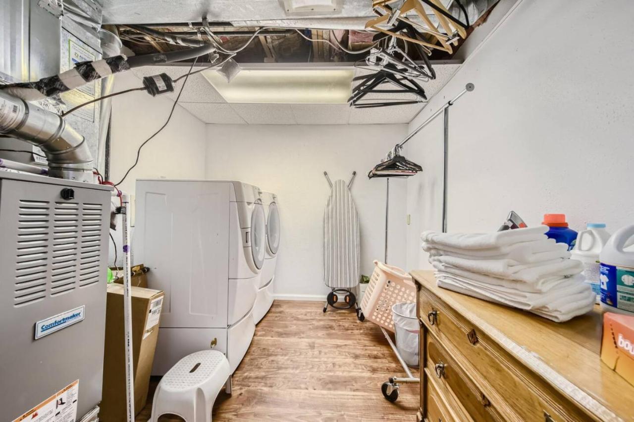 Pet Friendly Townhome WIth A Fireplace And A King Bed In Littleton