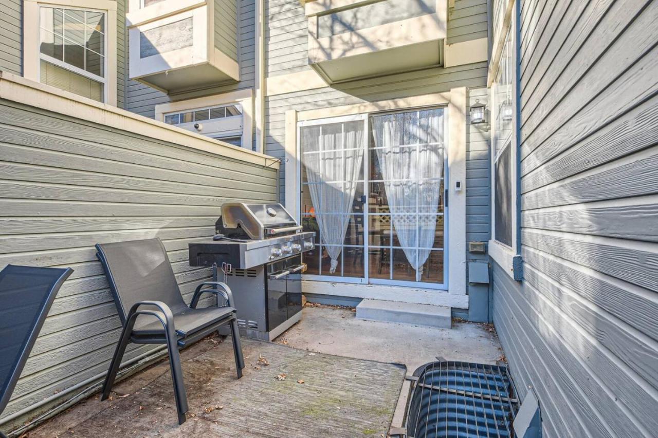 Pet Friendly Townhome WIth A Fireplace And A King Bed In Littleton