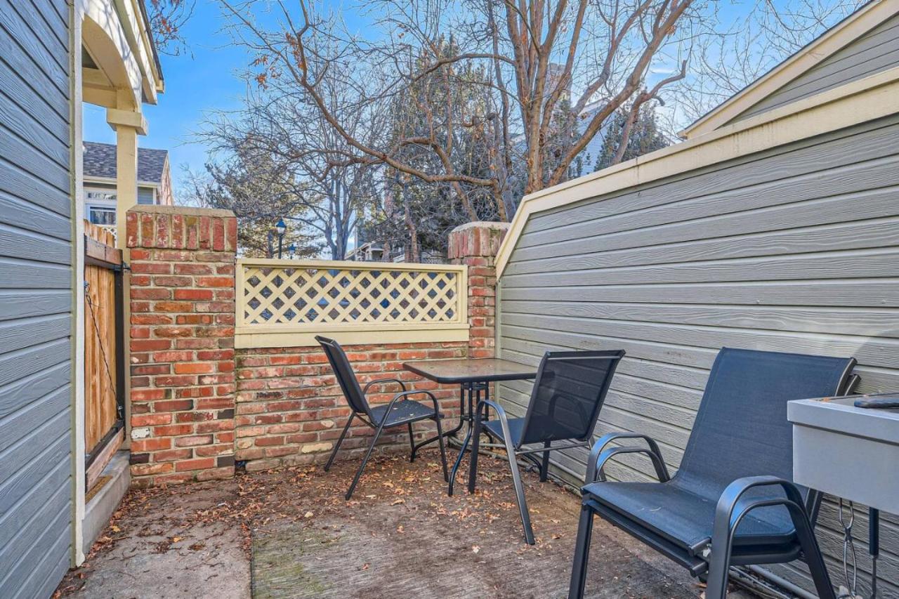 Pet Friendly Townhome WIth A Fireplace And A King Bed In Littleton