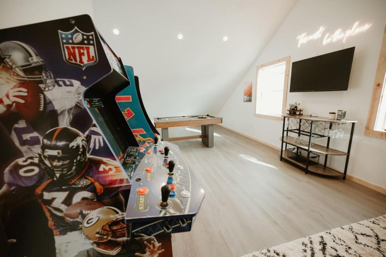 New Cabin Pet Friendly With A Game Room And King Beds