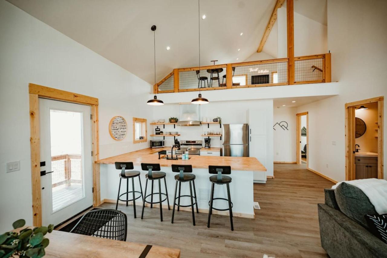 New Cabin Pet Friendly With A Game Room And King Beds