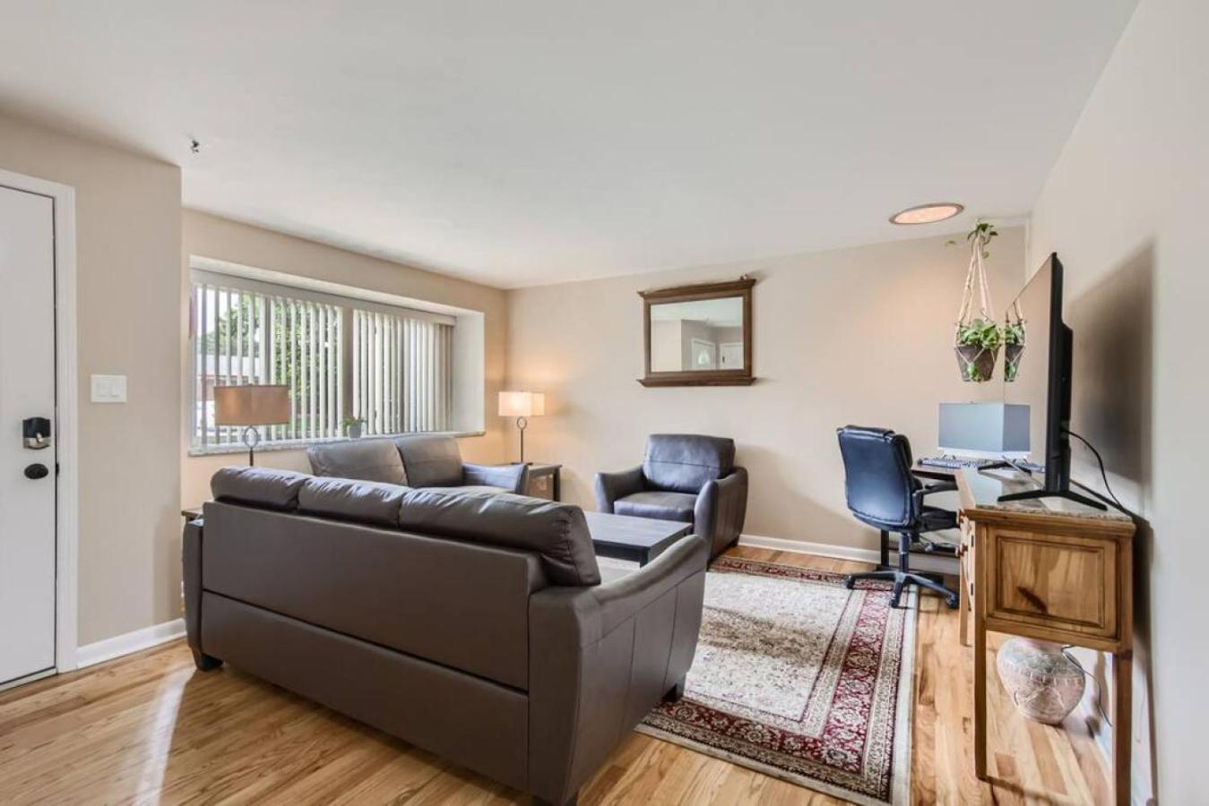 Pet Friendly 3 Bedroom Near to Red Rocks And Belmar In Denver