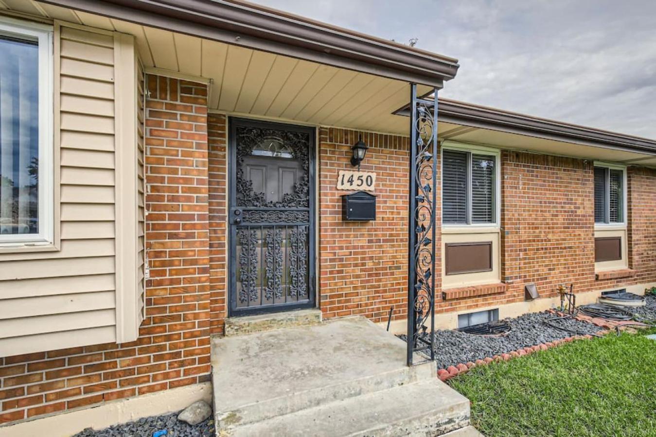 Pet Friendly 3 Bedroom Near to Red Rocks And Belmar In Denver