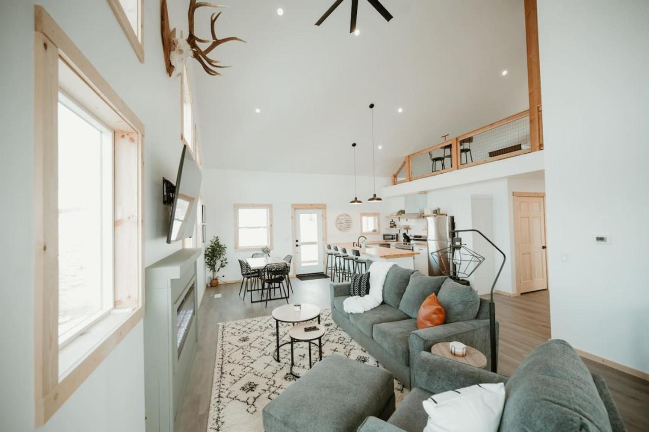 New Cabin Pet Friendly With A Game Room And King Beds