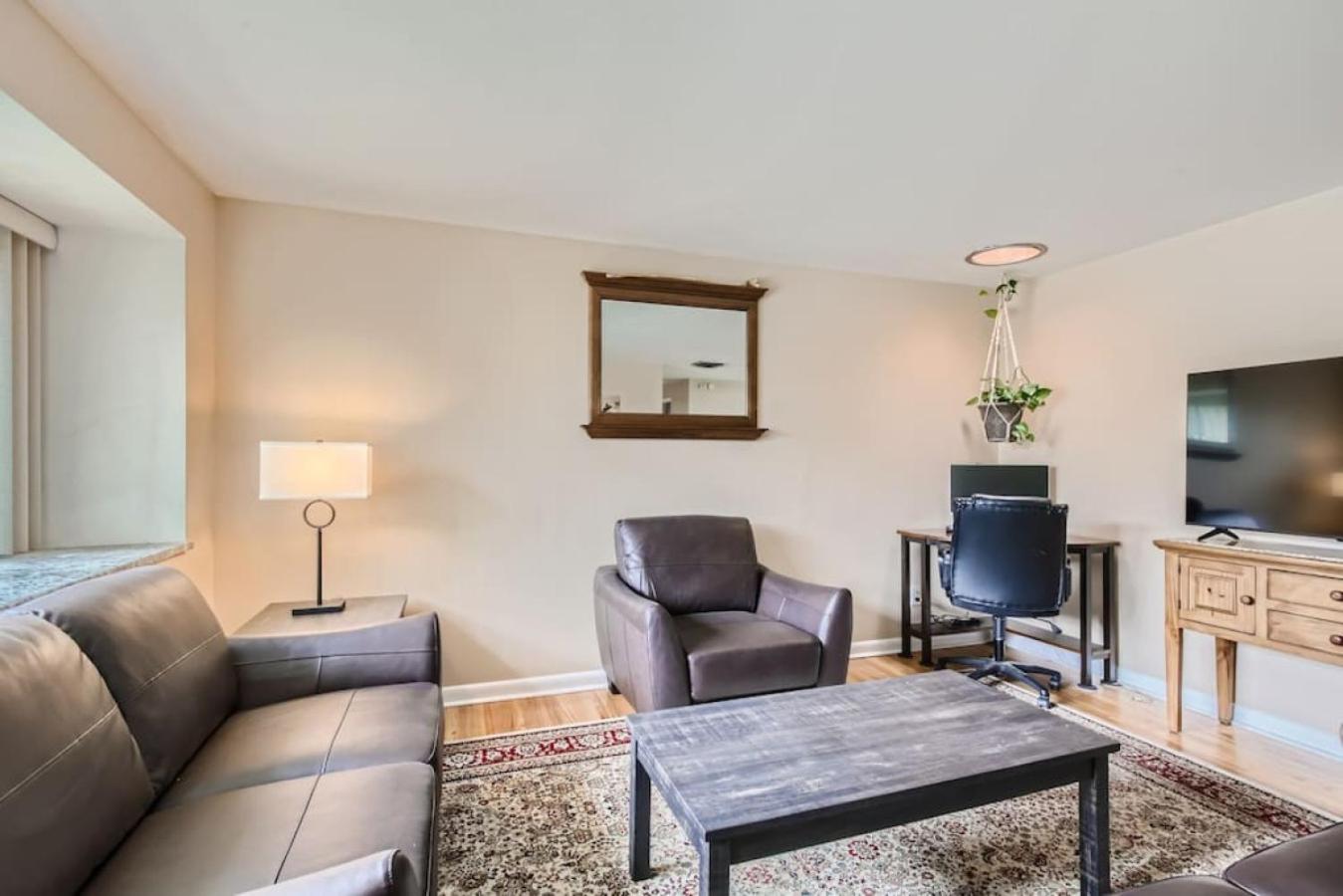 Pet Friendly 3 Bedroom Near to Red Rocks And Belmar In Denver