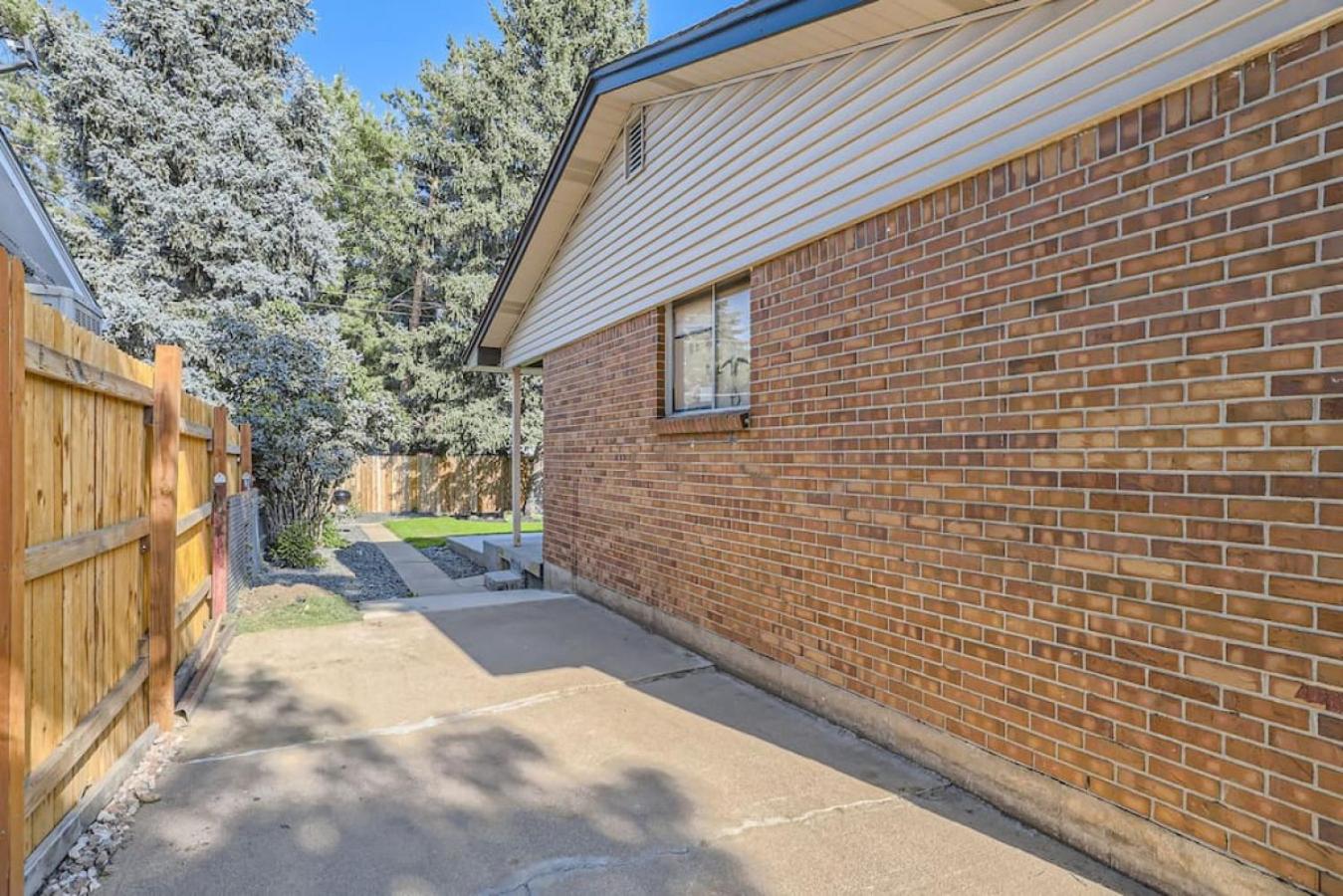 Pet Friendly 3 Bedroom Near to Red Rocks And Belmar In Denver