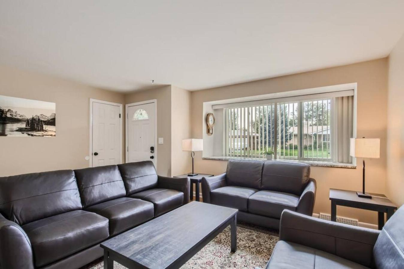 Pet Friendly 3 Bedroom Near to Red Rocks And Belmar In Denver