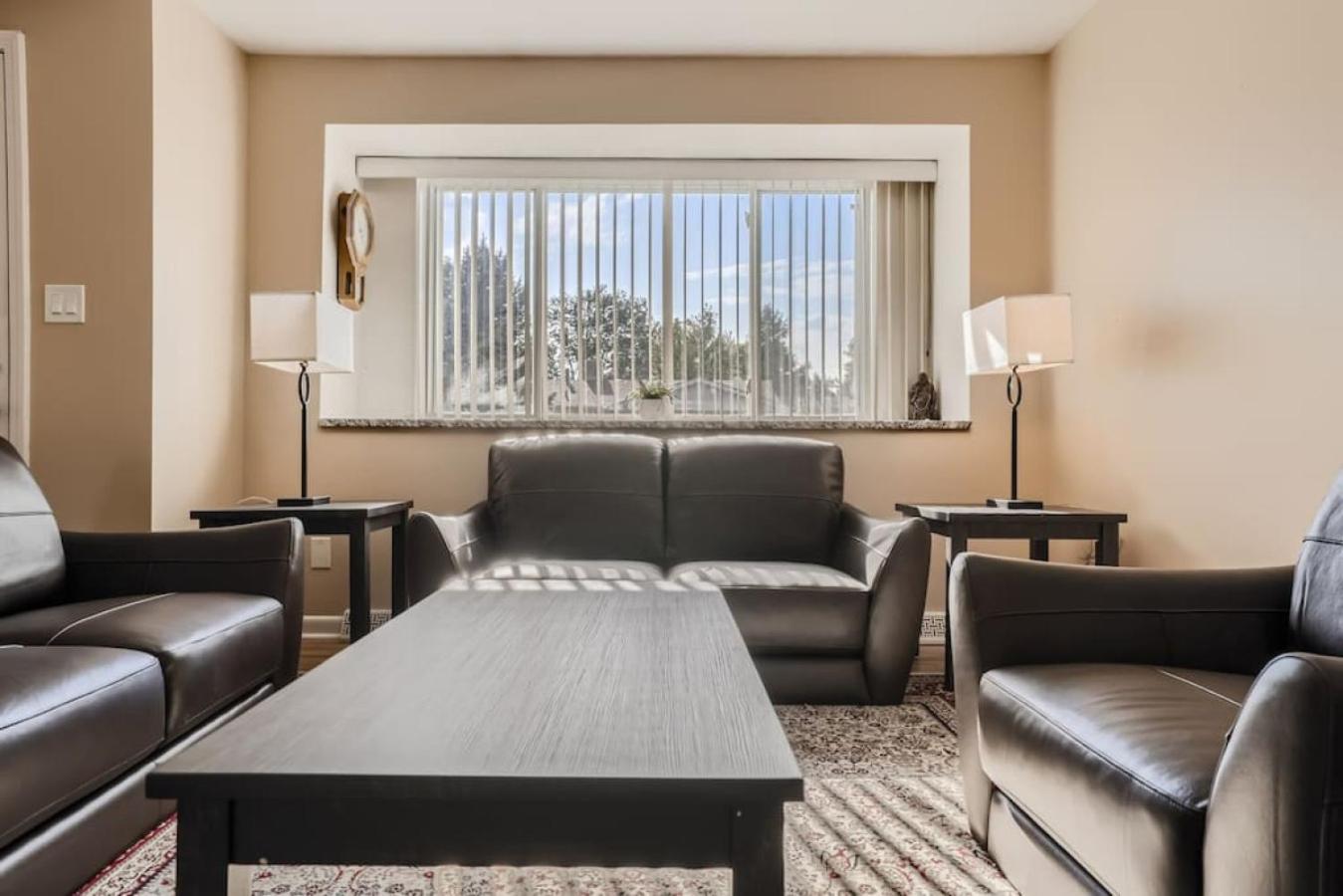 Pet Friendly 3 Bedroom Near to Red Rocks And Belmar In Denver