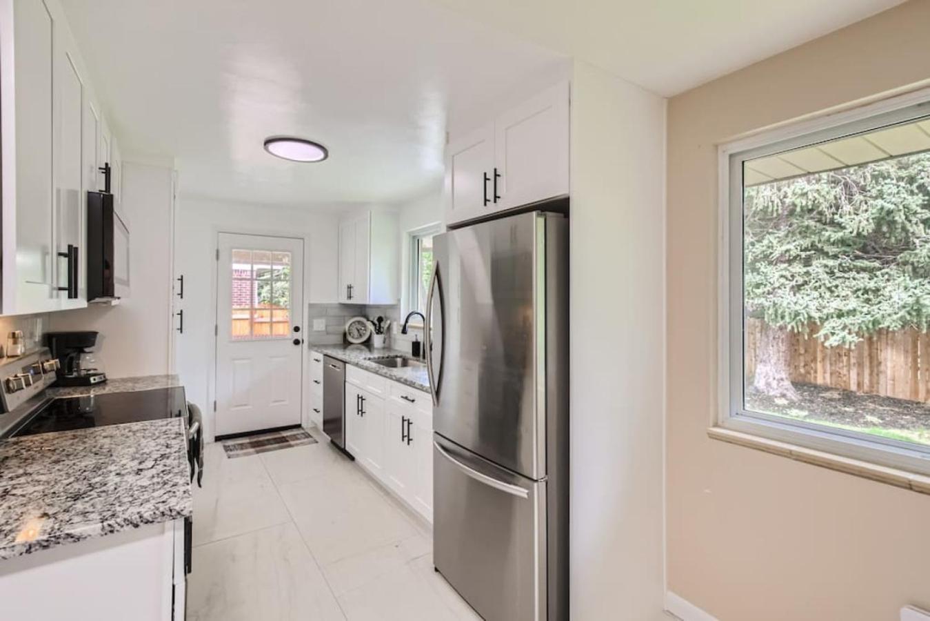 Pet Friendly 3 Bedroom Near to Red Rocks And Belmar In Denver