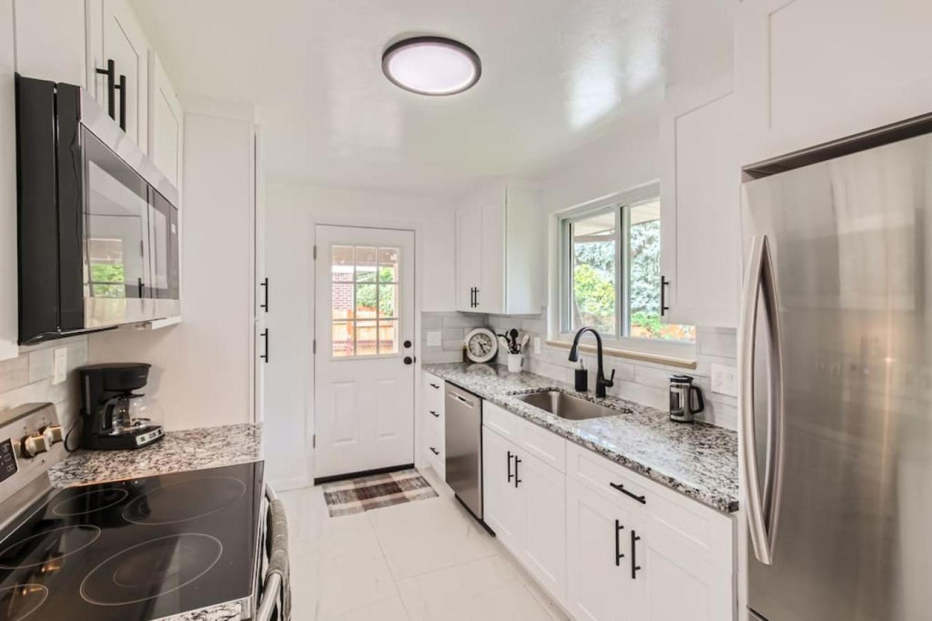 Pet Friendly 3 Bedroom Near to Red Rocks And Belmar In Denver