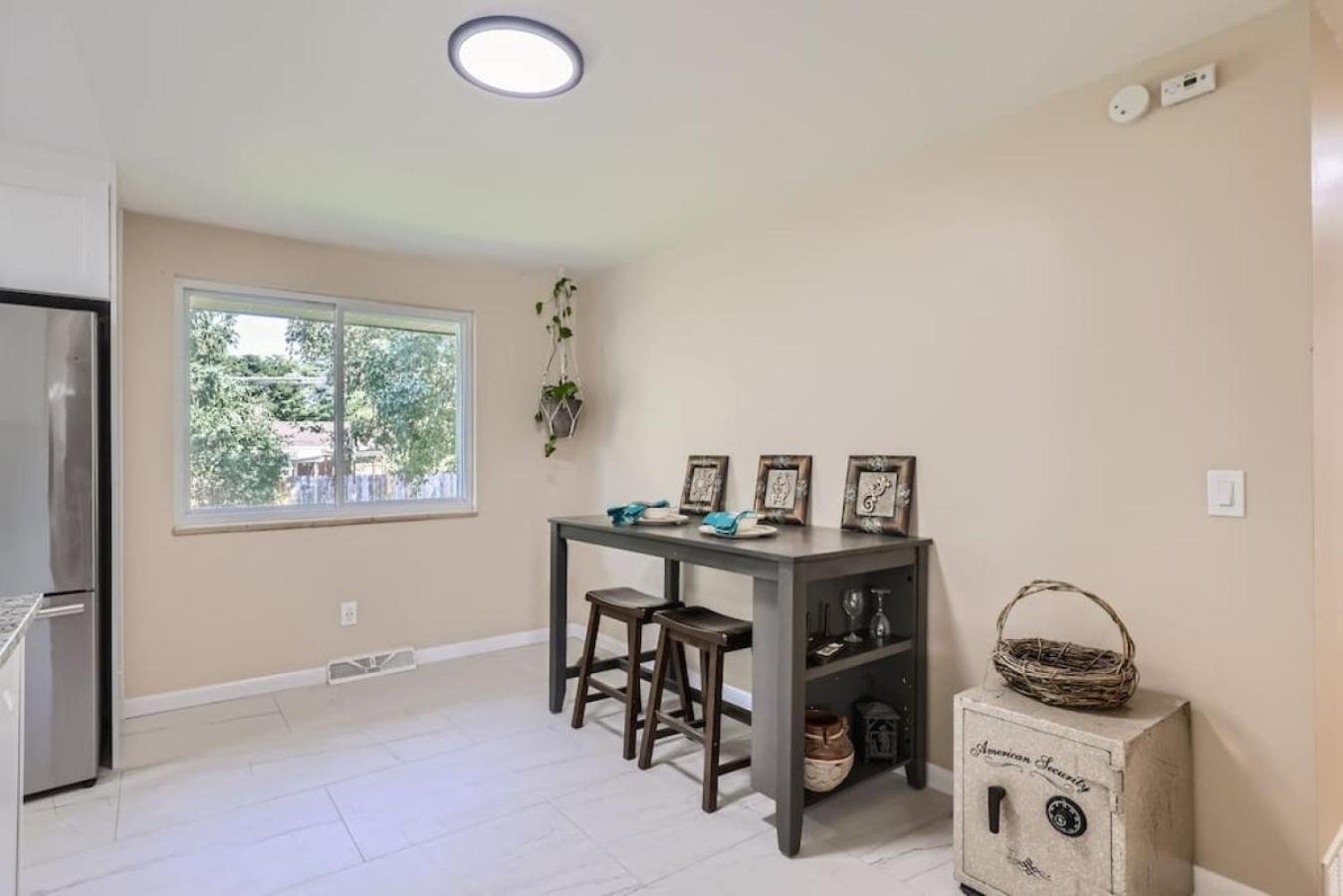 Pet Friendly 3 Bedroom Near to Red Rocks And Belmar In Denver