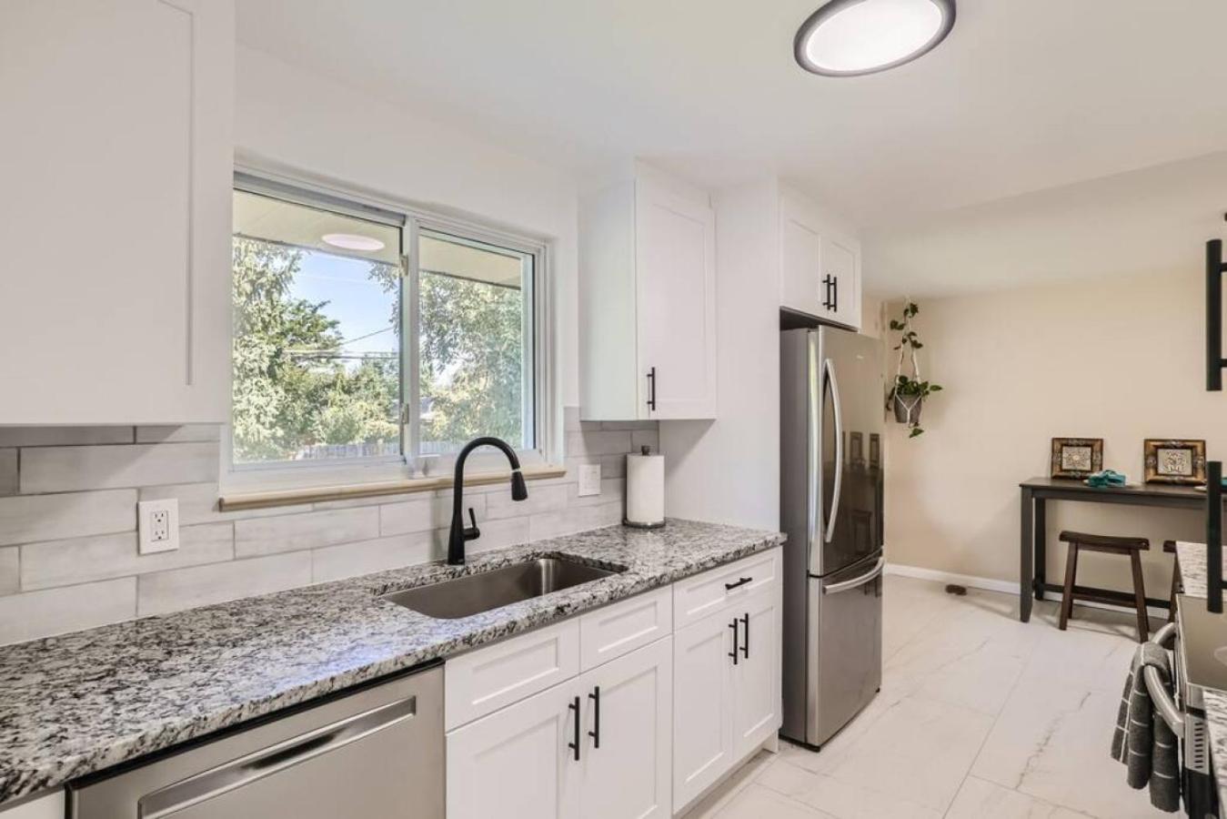 Pet Friendly 3 Bedroom Near to Red Rocks And Belmar In Denver