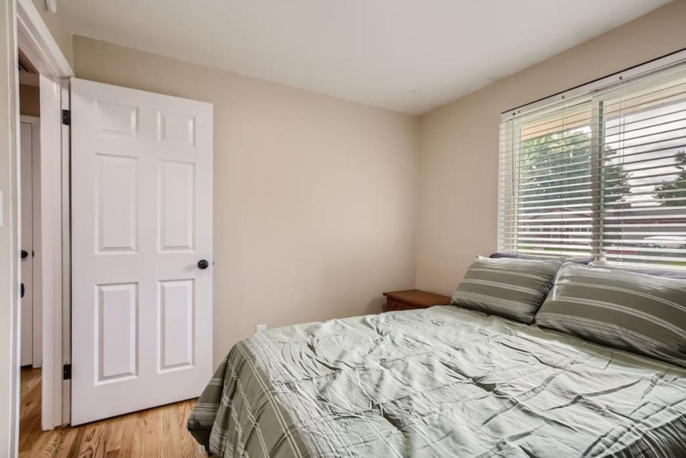 Pet Friendly 3 Bedroom Near to Red Rocks And Belmar In Denver