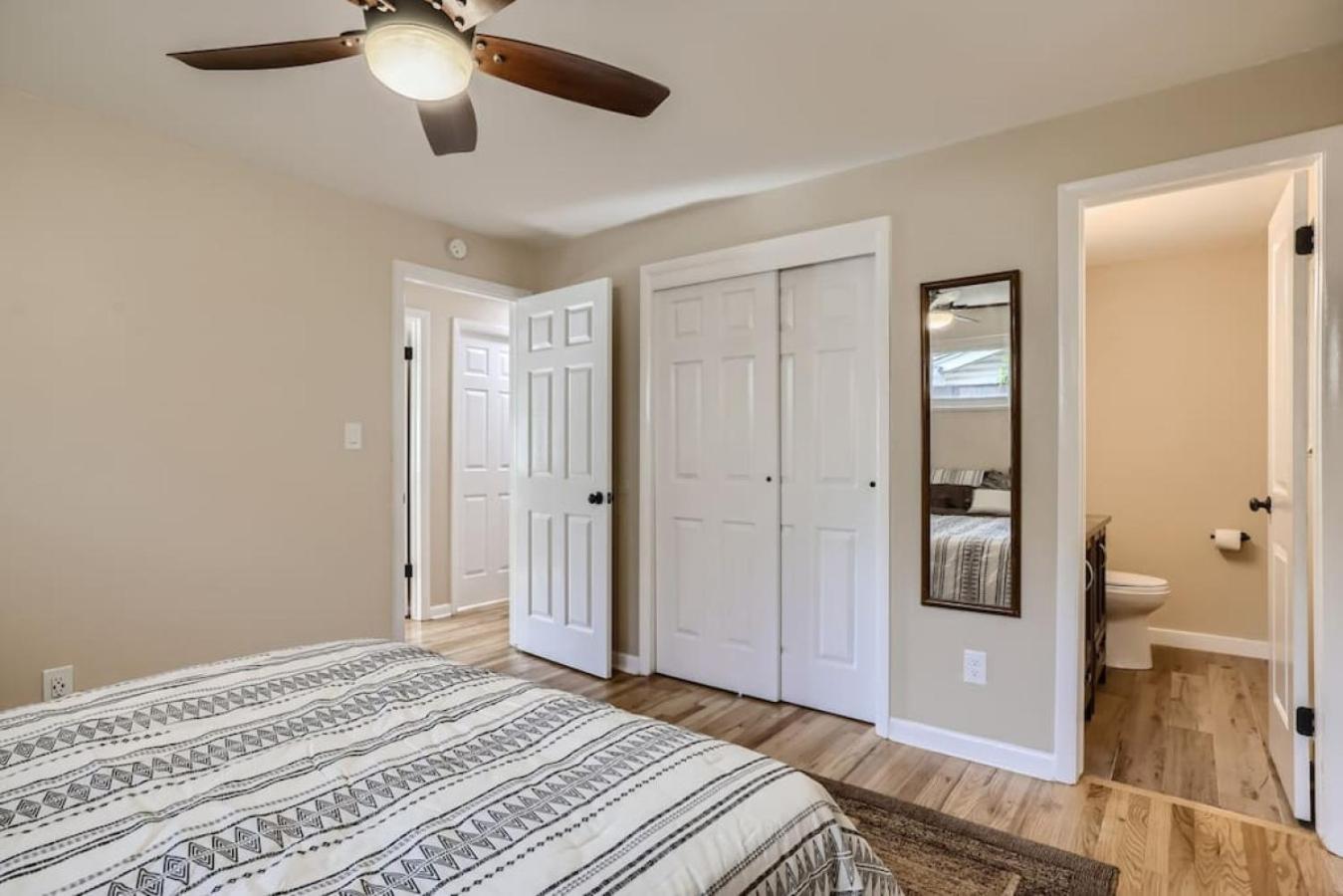 Pet Friendly 3 Bedroom Near to Red Rocks And Belmar In Denver