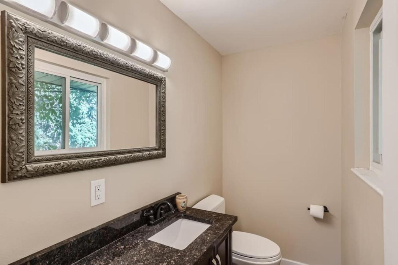 Pet Friendly 3 Bedroom Near to Red Rocks And Belmar In Denver