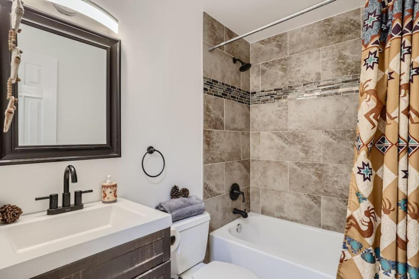 Pet Friendly 3 Bedroom Near to Red Rocks And Belmar In Denver