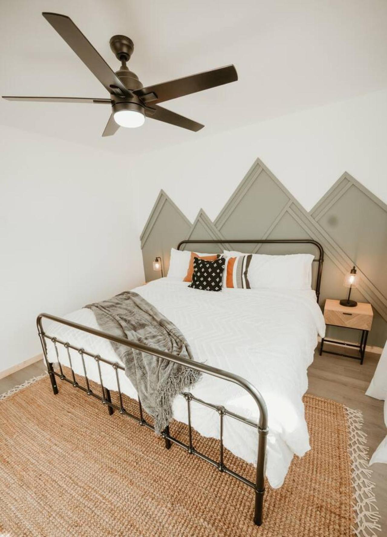 New Cabin Pet Friendly With A Game Room And King Beds