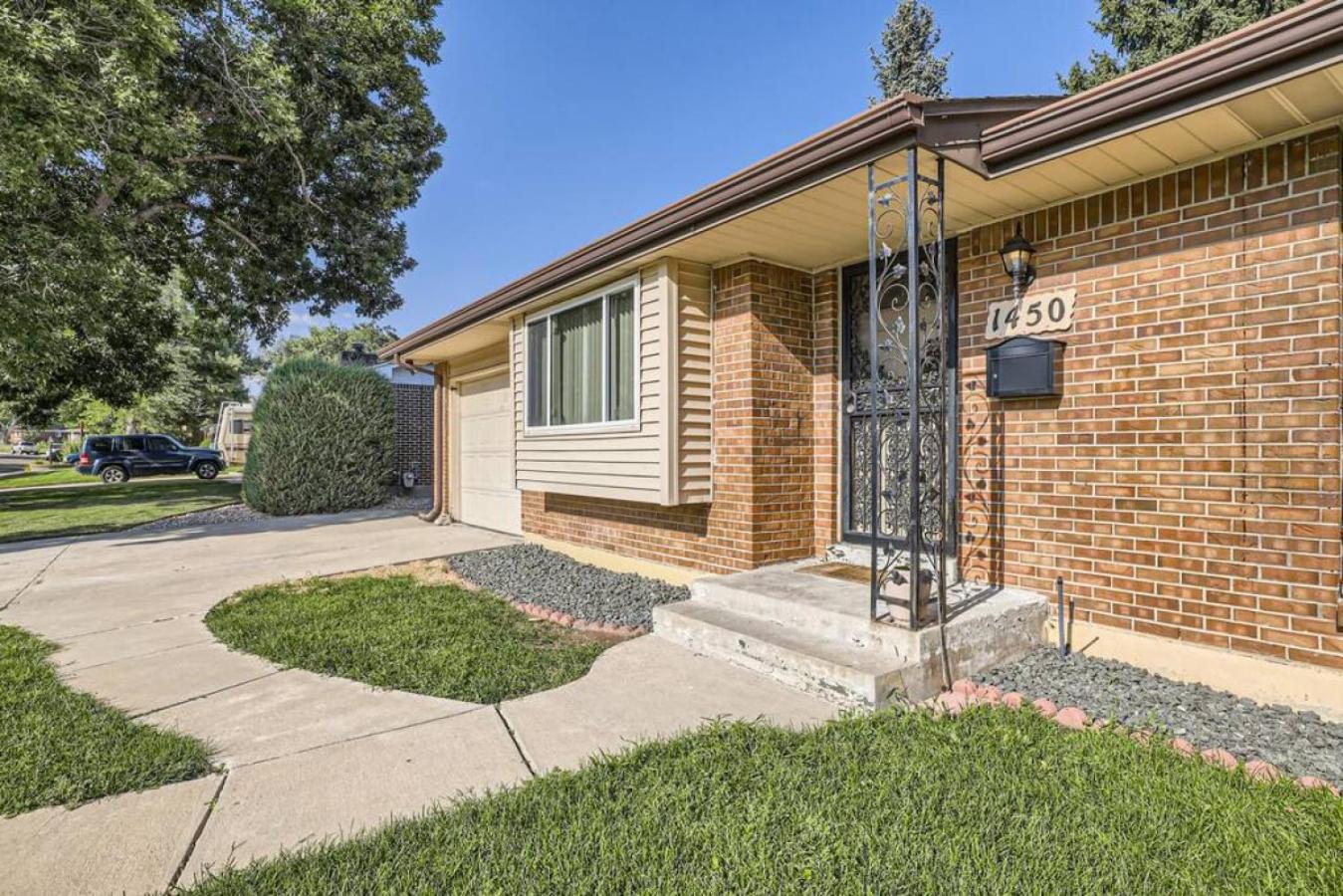 Pet Friendly 3 Bedroom Near to Red Rocks And Belmar In Denver