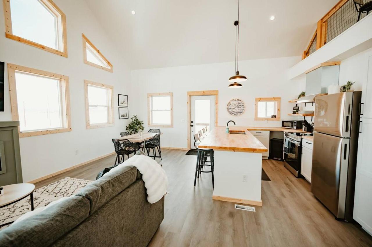 New Cabin Pet Friendly With A Game Room And King Beds