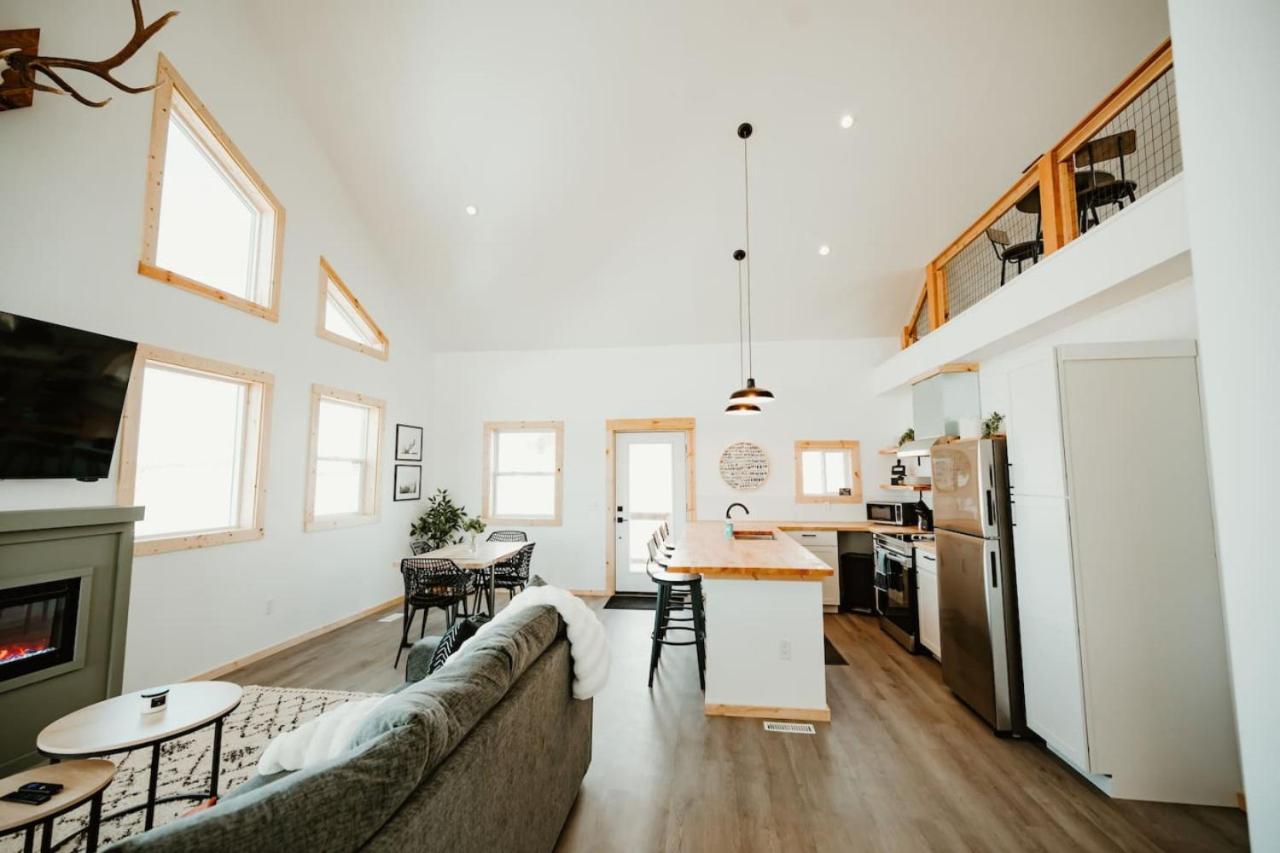 New Cabin Pet Friendly With A Game Room And King Beds
