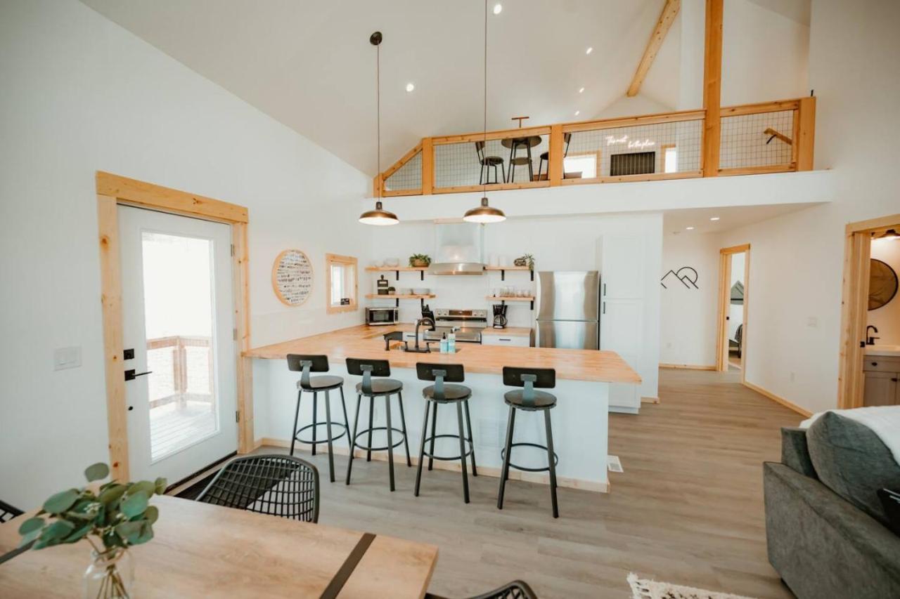 New Cabin Pet Friendly With A Game Room And King Beds