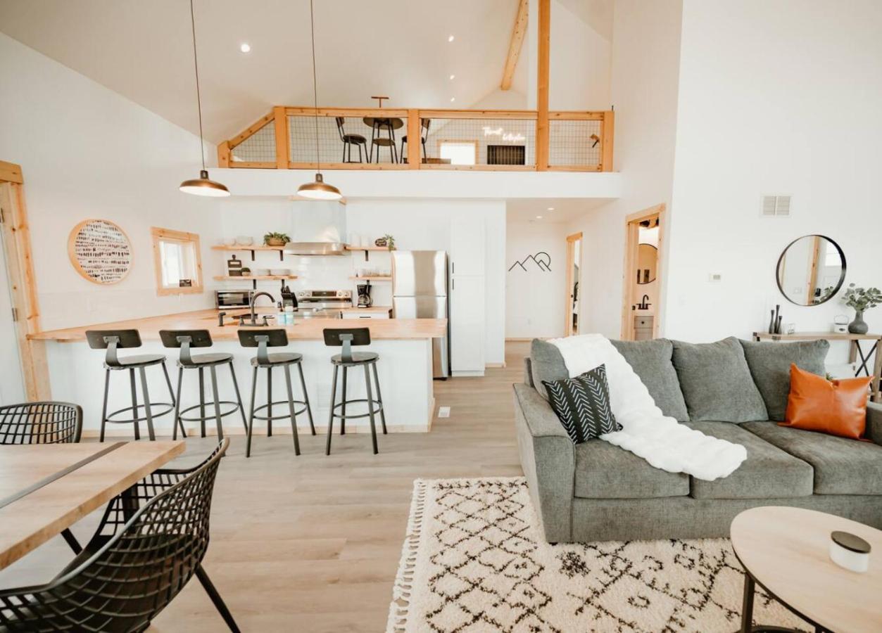 New Cabin Pet Friendly With A Game Room And King Beds