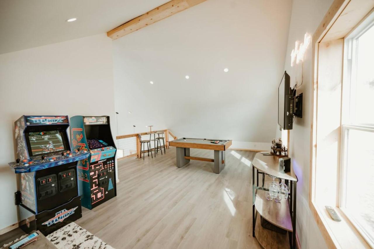 New Cabin Pet Friendly With A Game Room And King Beds