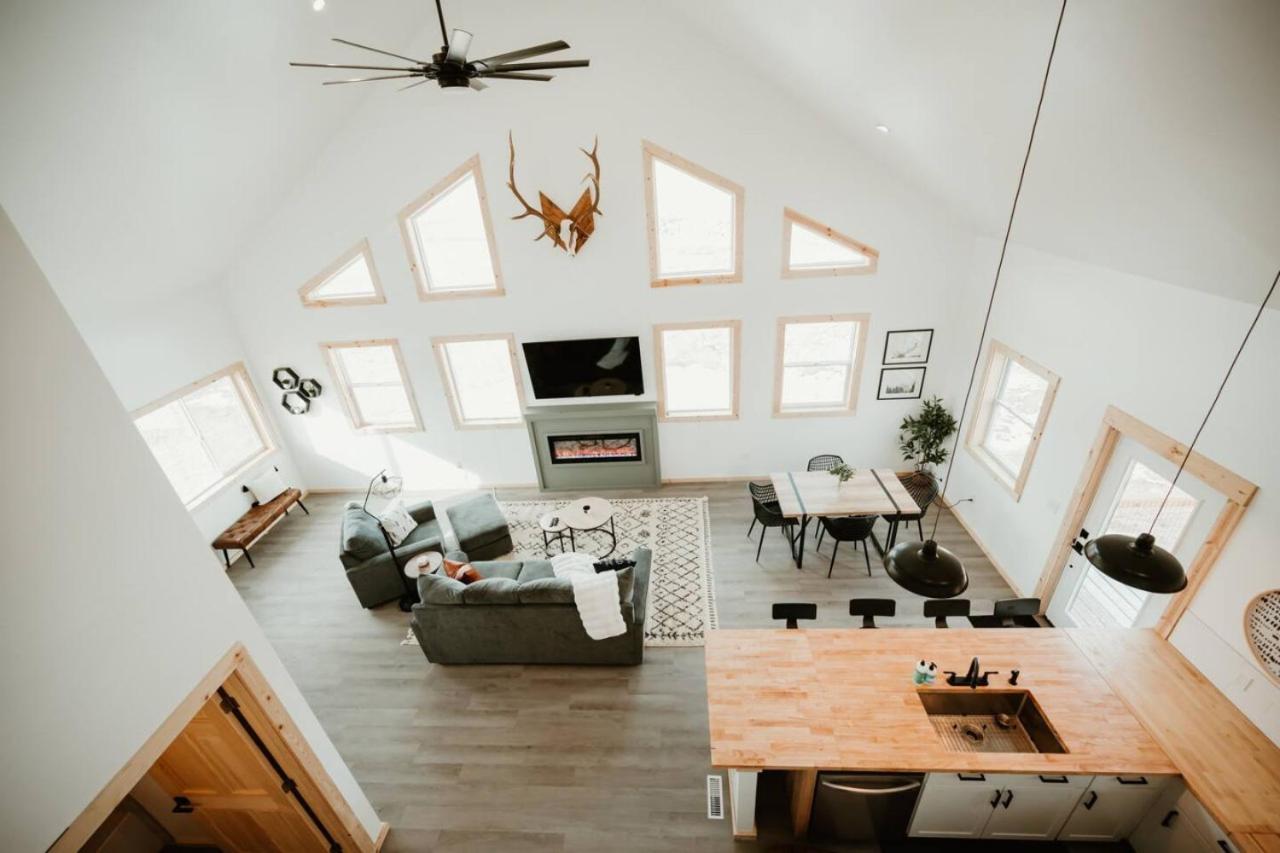 New Cabin Pet Friendly With A Game Room And King Beds