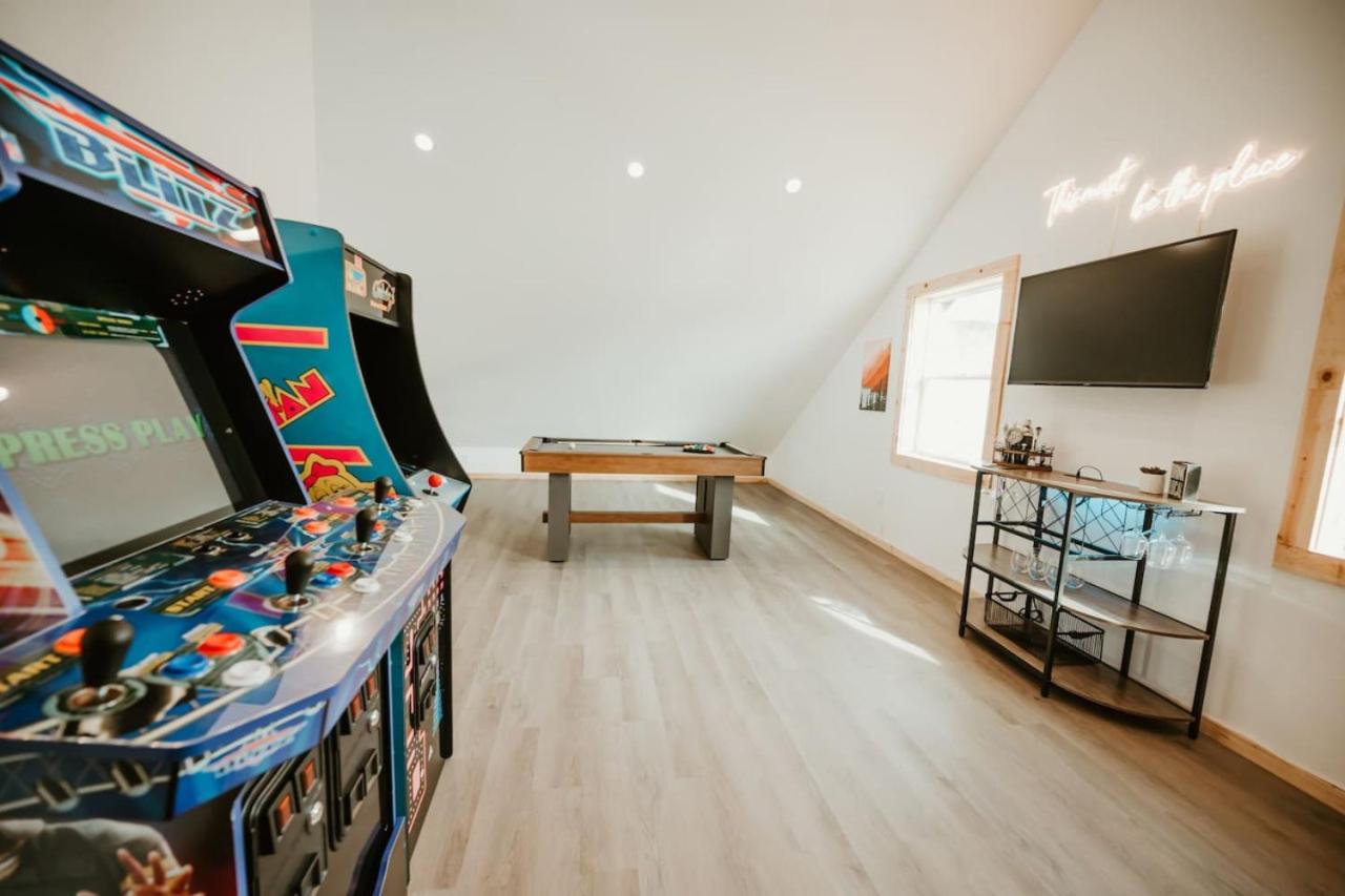 New Cabin Pet Friendly With A Game Room And King Beds