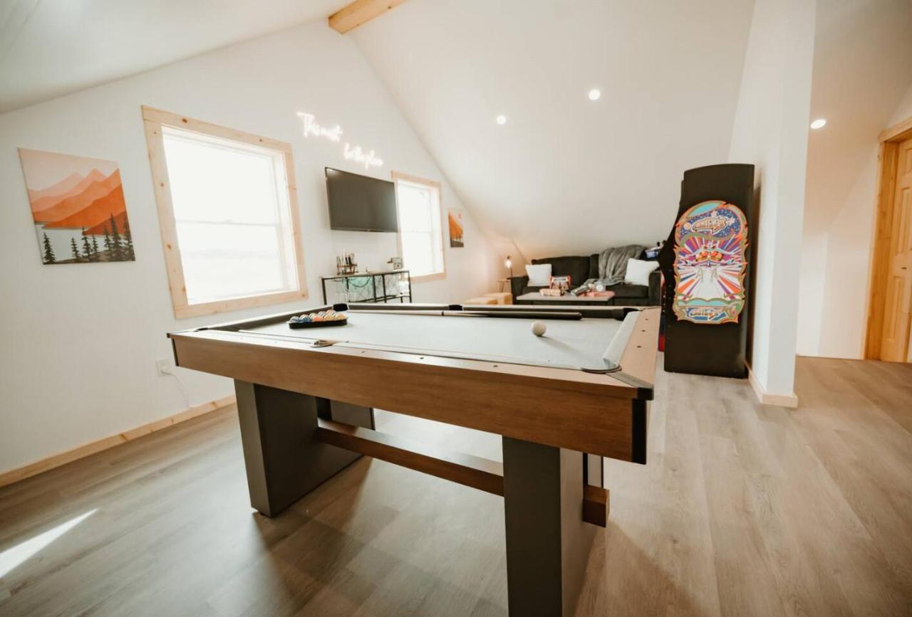 New Cabin Pet Friendly With A Game Room And King Beds