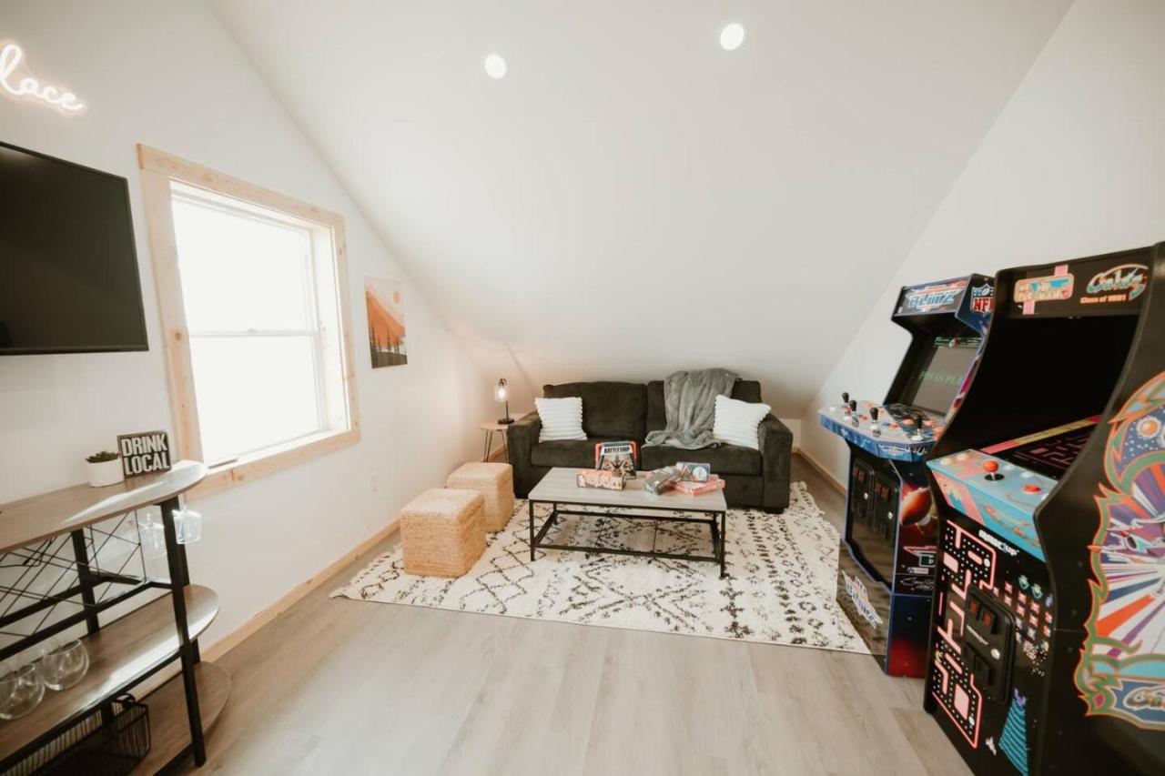 New Cabin Pet Friendly With A Game Room And King Beds