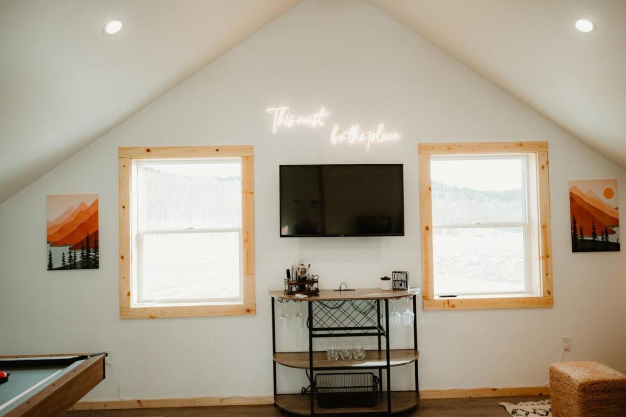 New Cabin Pet Friendly With A Game Room And King Beds